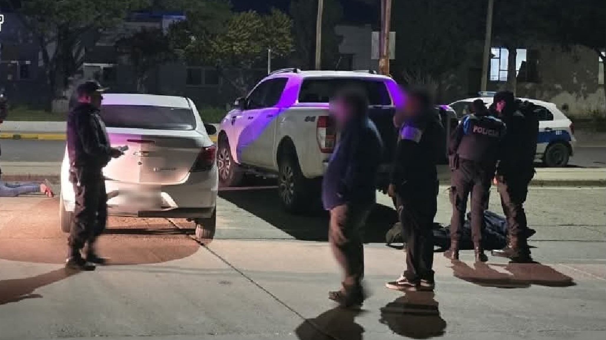 No pudieron con la pinza: Los descubrieron intentando robar una rueda de auxilio