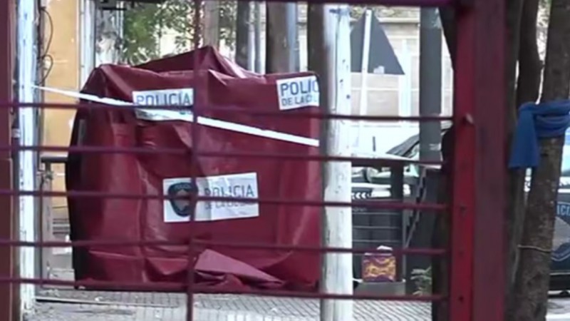 Un policía mató a un delincuente que quiso robarle su arma reglamentaria mientras esperaba el colectivo