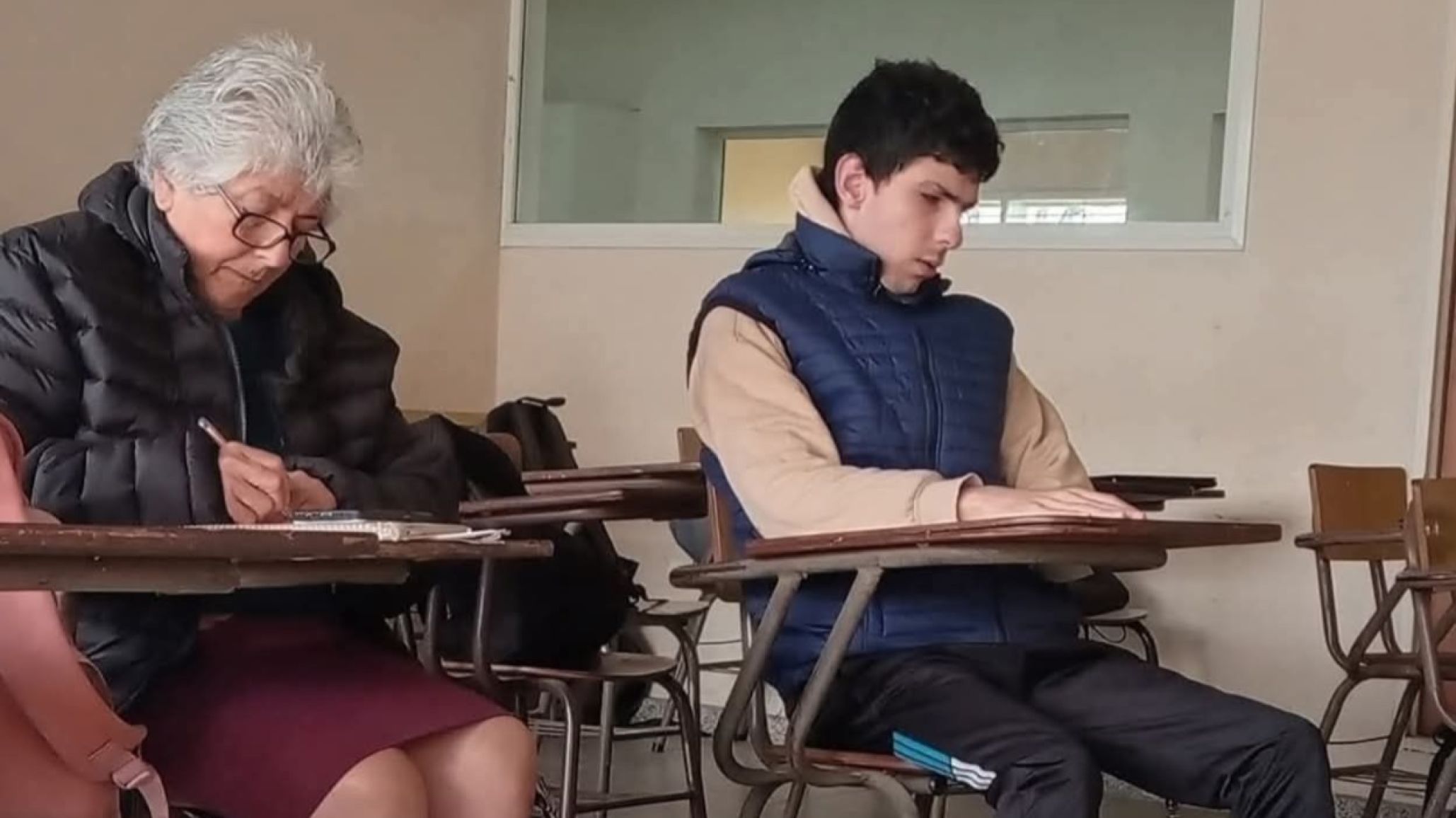 Un joven ciego estudia en la UTN: su mamá asiste a clases y le toma los apuntes