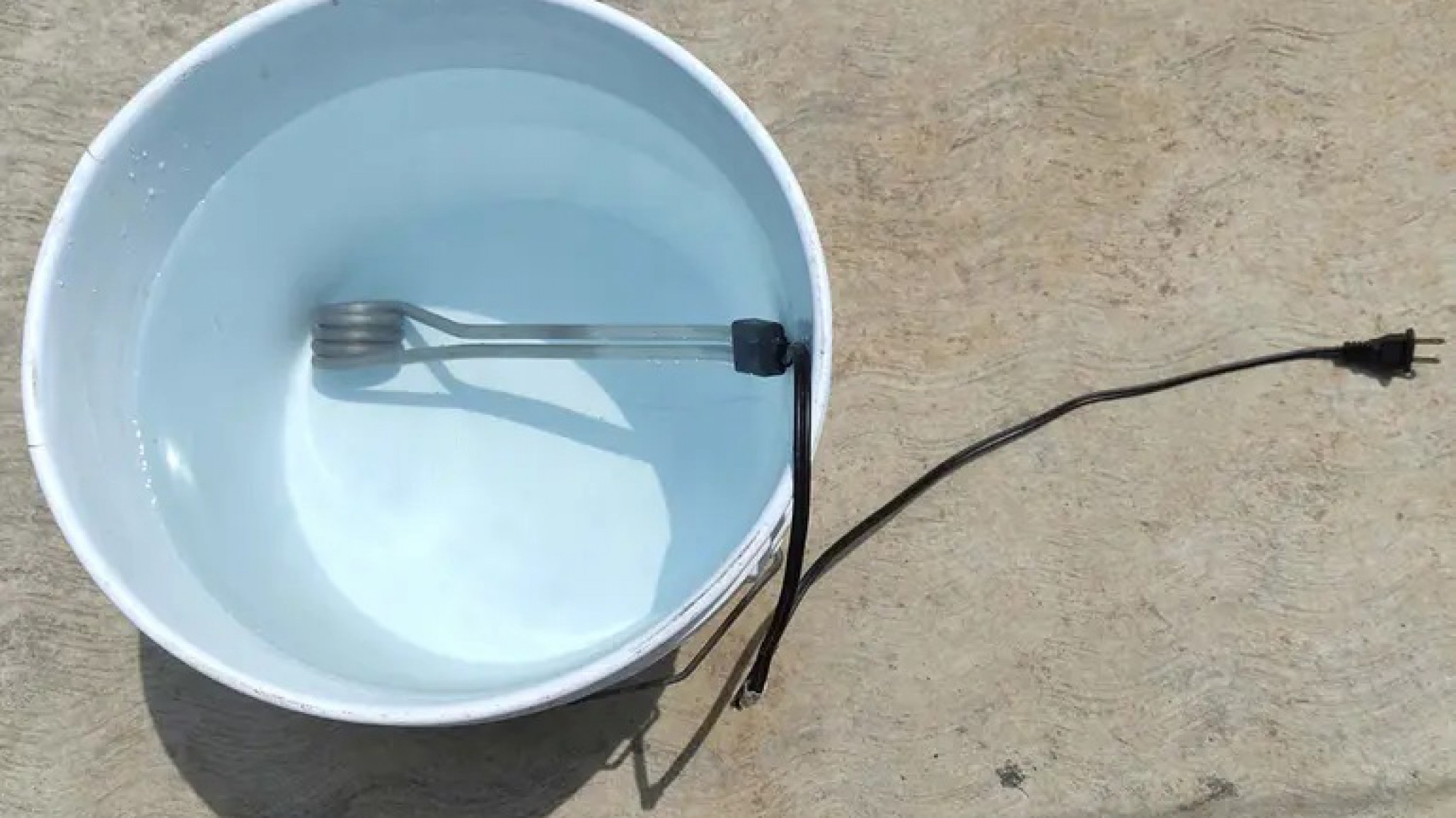 La Plata: Un adolescente calentaba agua para bañarse y murió electrocutado