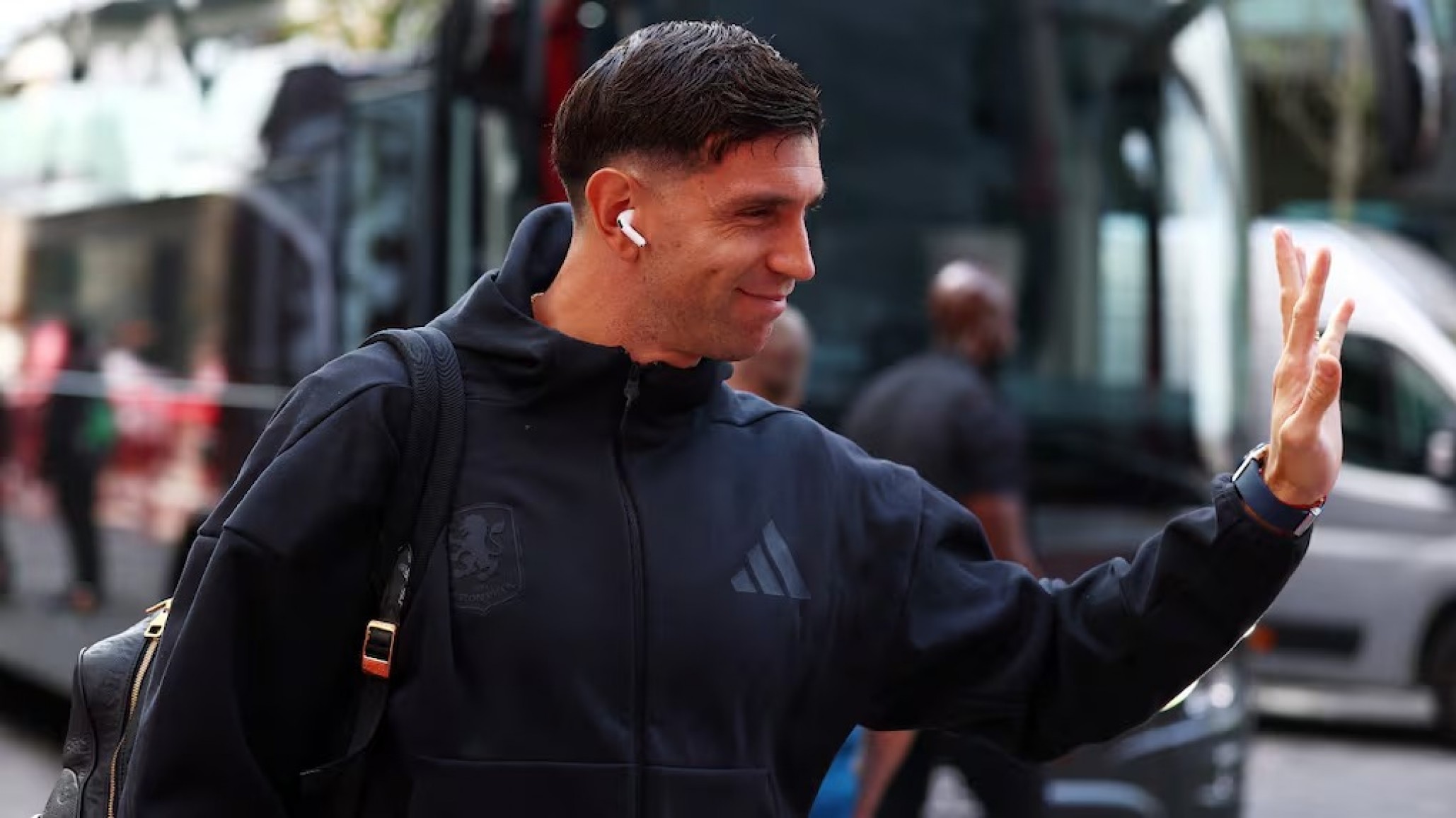 Dibu Martínez llegó a Argentina y esquivó preguntas sobre su futuro tras el frustrado pase al Manchester United