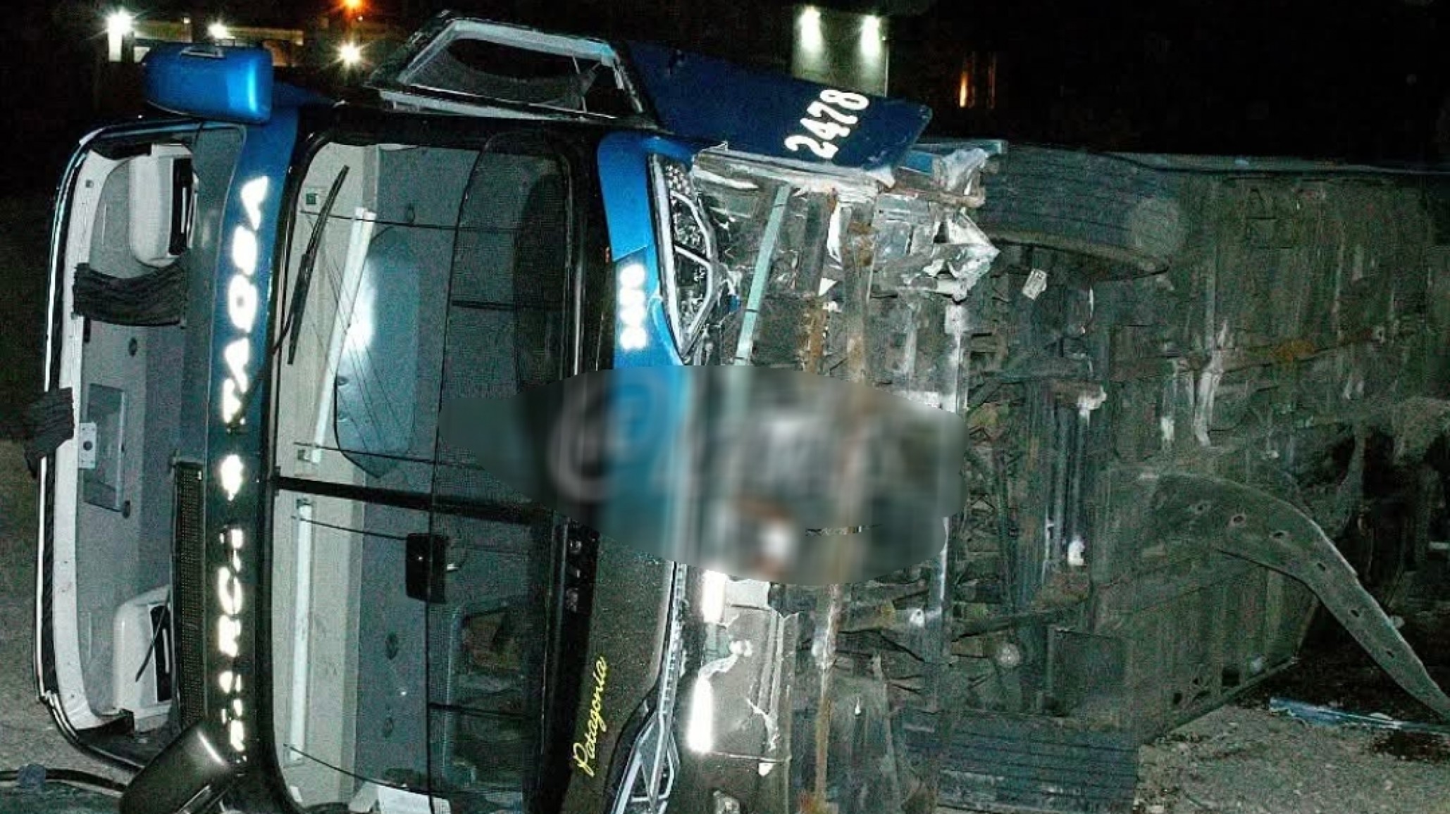 Volcó un colectivo con 30 pasajeros que viajaba de Río Gallegos a Comodoro Rivadavia