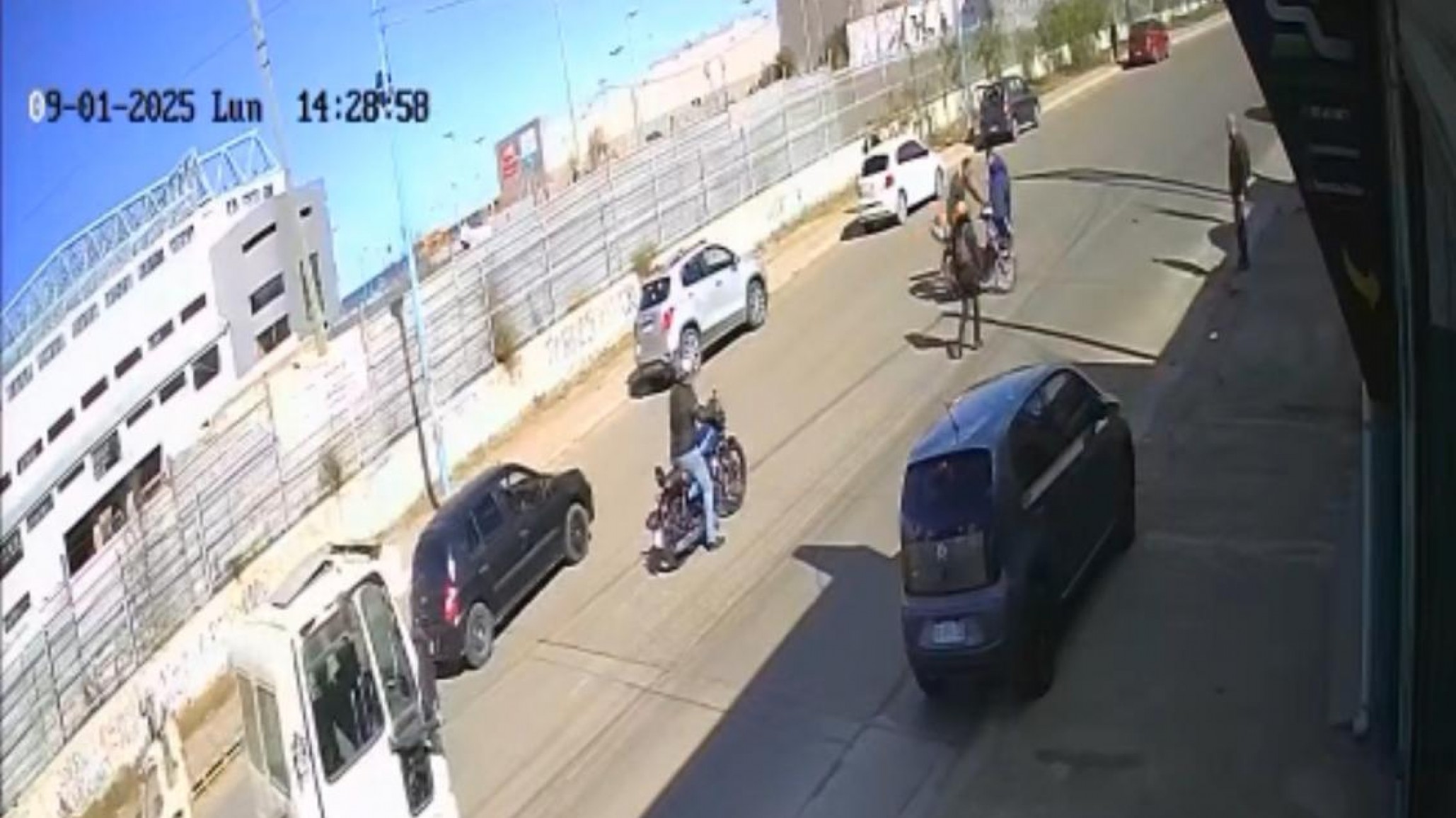 Una delivery fue embestida por un auto que se dio a la fuga quedó con fractura de hombro, sin poder trabajar y reclama que le devuelvan su moto