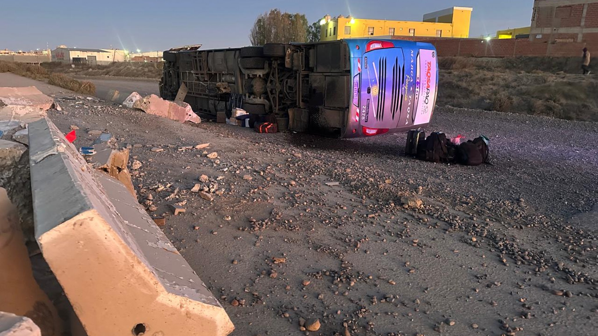 El parte médico tras el vuelco del micro que se dirigía a Comodoro: 39 heridos y 8 en observación