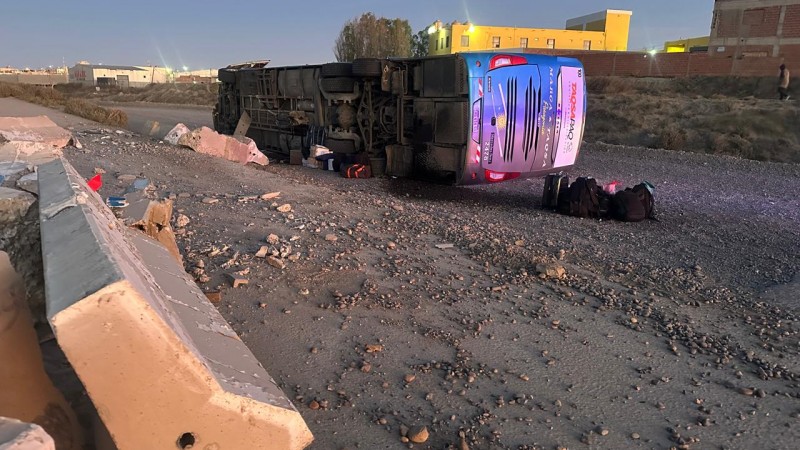 El parte médico tras el vuelco del micro que se dirigía a Comodoro: 39 heridos y 8 en observación