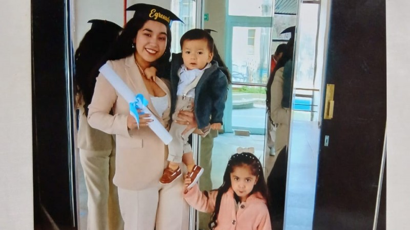 Cursó toda la carrera llevando a sus hijos y se recibió de enfermera: "Por suerte tenemos una Universidad pública y gratuita"