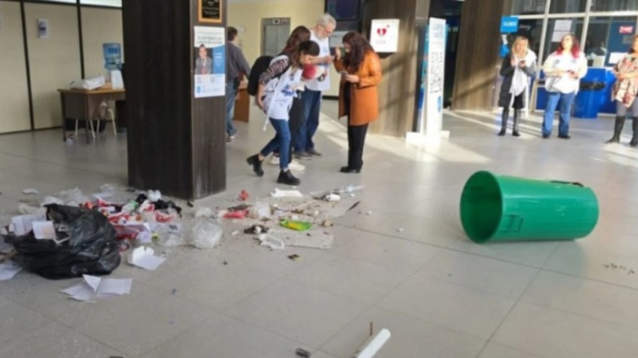 Se conoció la sanción al estudiante que arrojó un tacho de basura durante una protesta