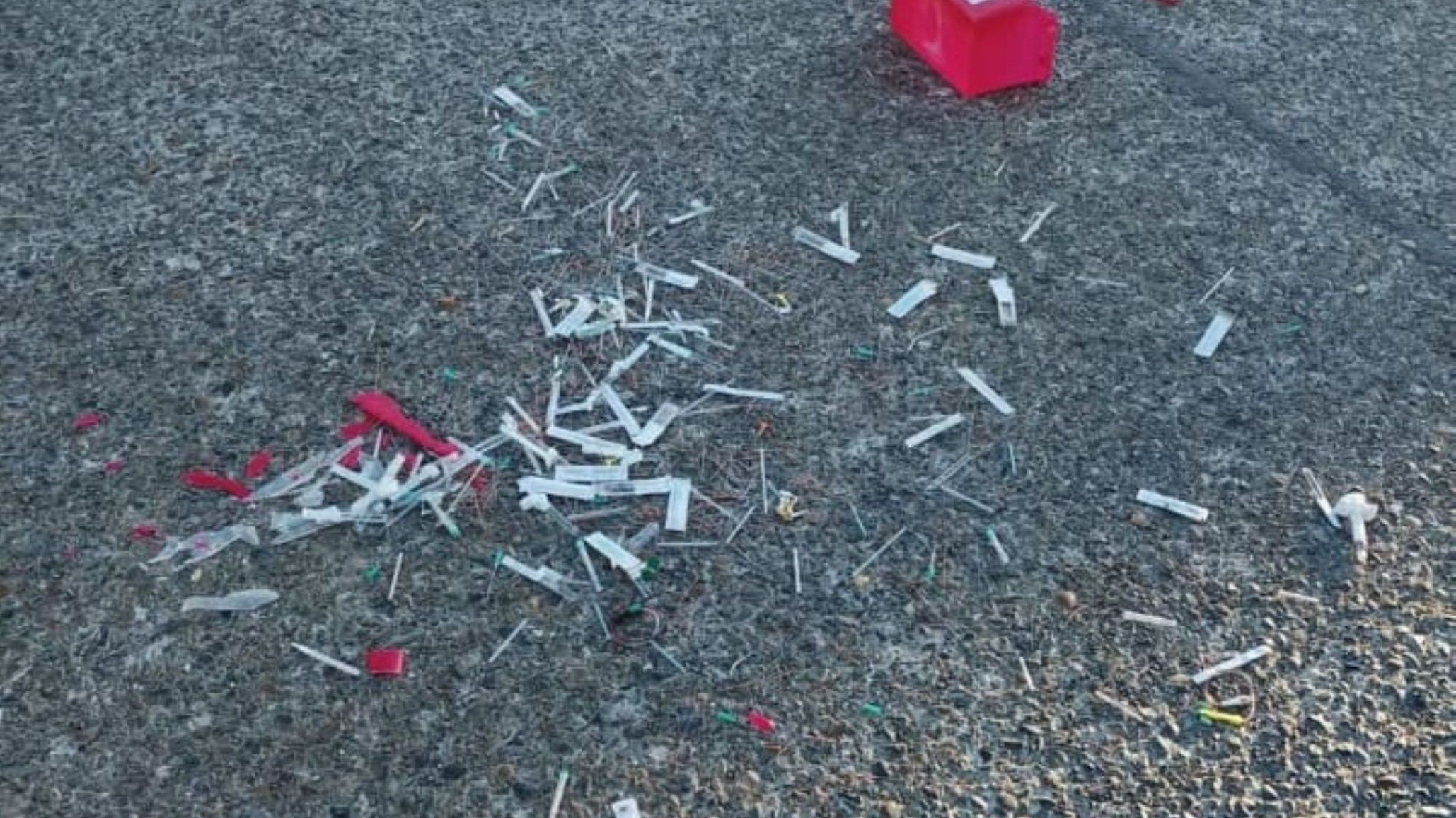 Peligro en la vía pública: hallaron agujas en Próspero Palazzo