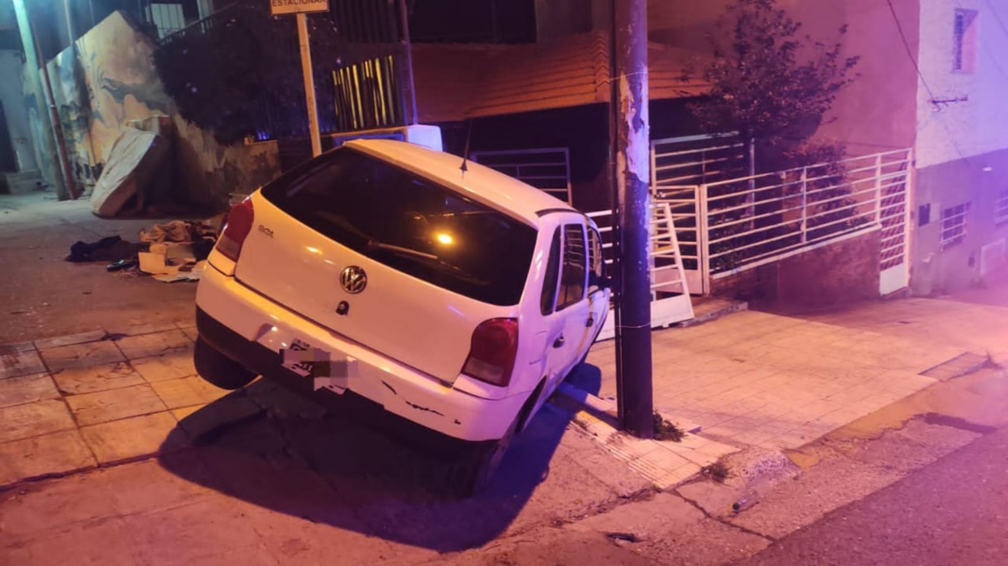 Un auto chocó contra una vivienda: estaba estacionado pero falló el freno de mano