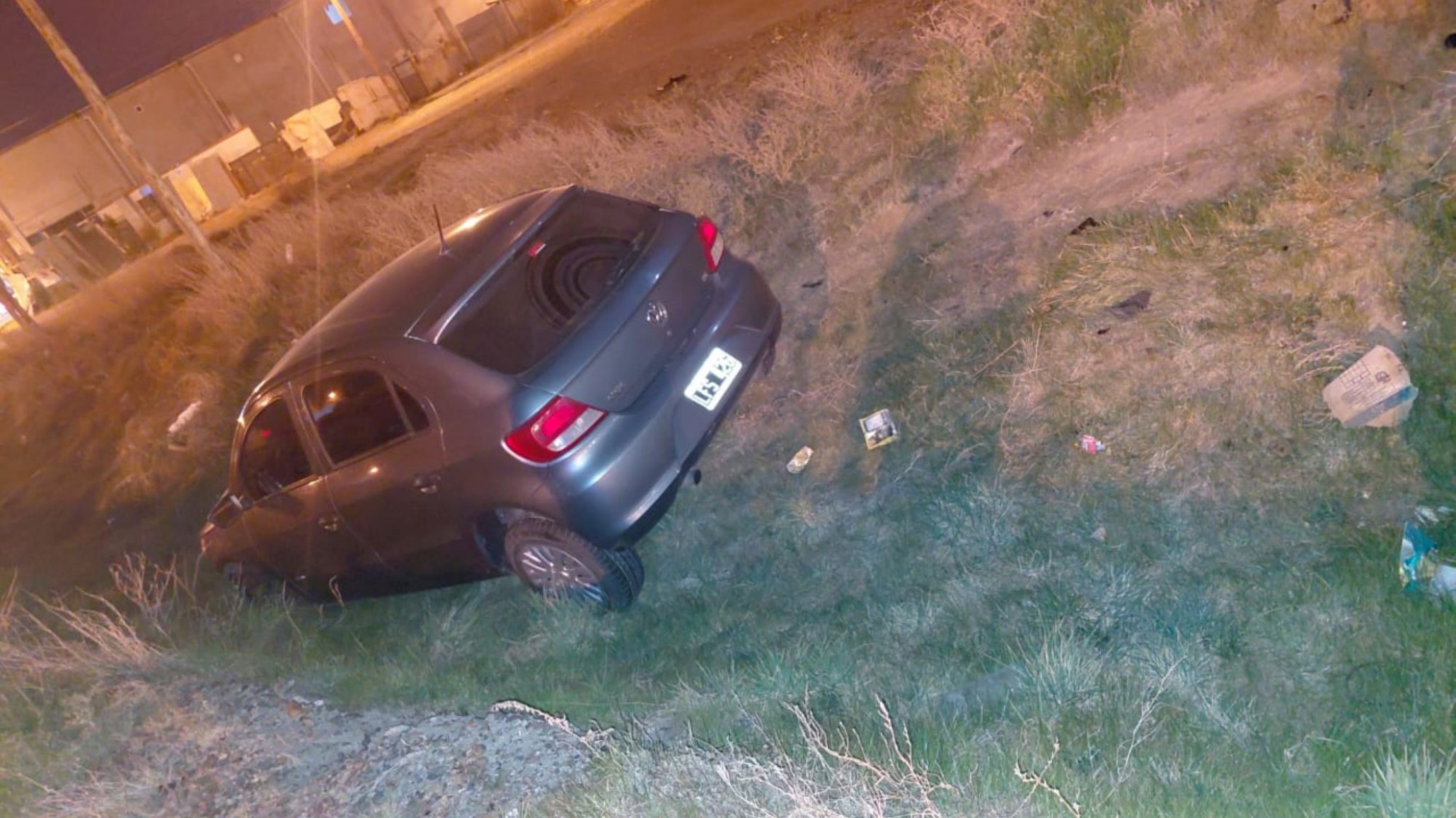 Pasó por un charco de agua, despistó y terminó dentro del canal de desagüe pluvial