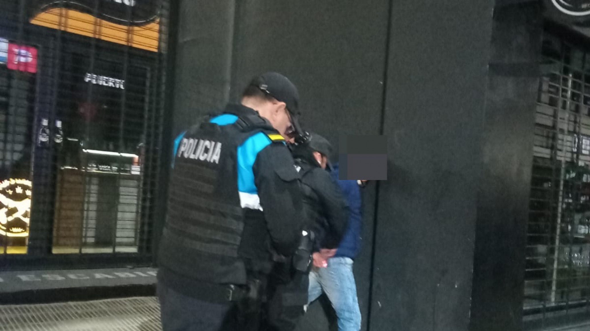 Intentaba abrir autos estacionados y terminó detenido