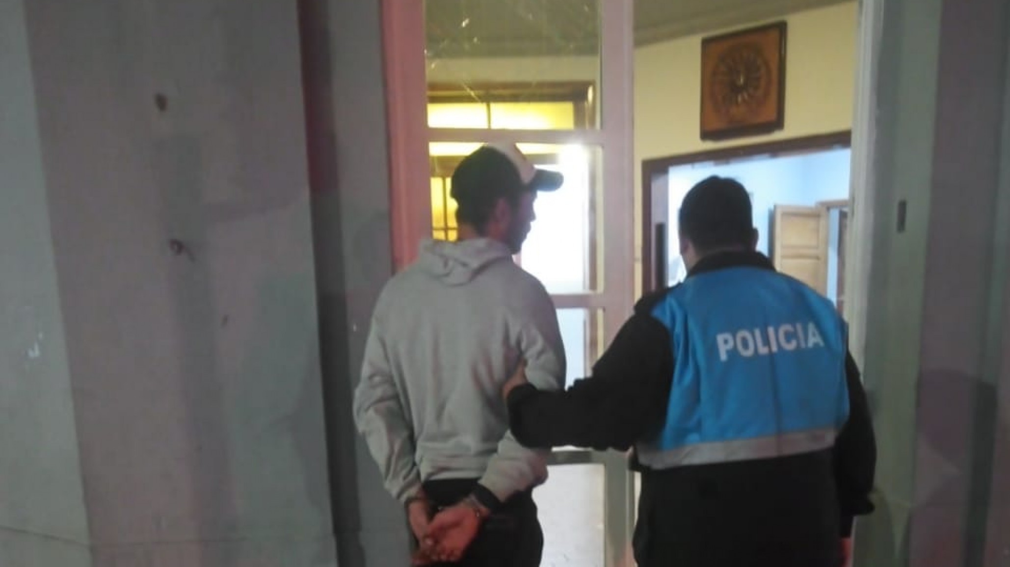 Lo sorprendieron forzando puertas y llevaba un arma blanca en la cintura