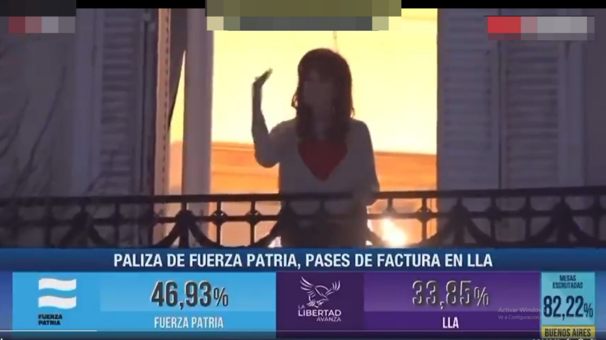 Cristina salió al balcón y mandó un mensaje a Milei: "La gente está endeudada por comida, salí de la burbuja que se está poniendo heavy"
