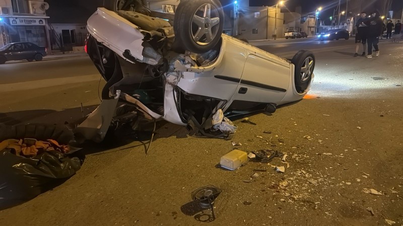 Vuelco en Km. 8: un joven de 19 años perdió el control de su auto