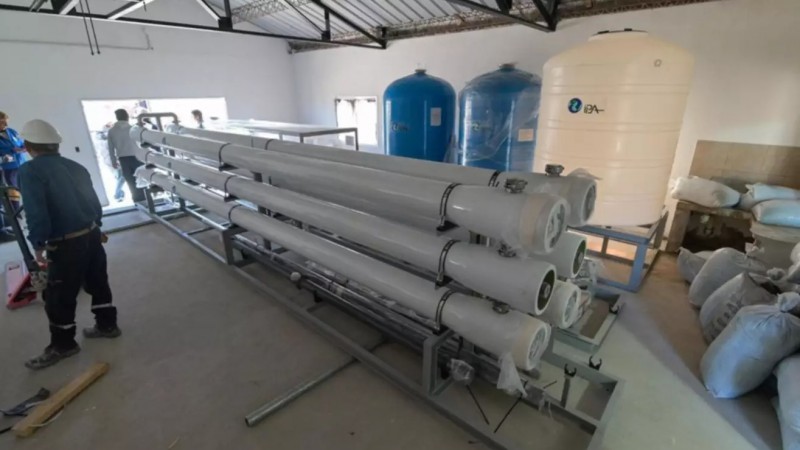La planta desalinizadora comprada por Arcioni llega a Chubut para abastecer Puerto Pirámides
