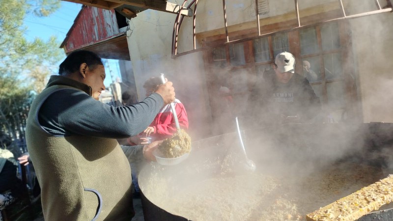 Organizan una feria de empanadas para financiar la última olla solidaria en Comodoro