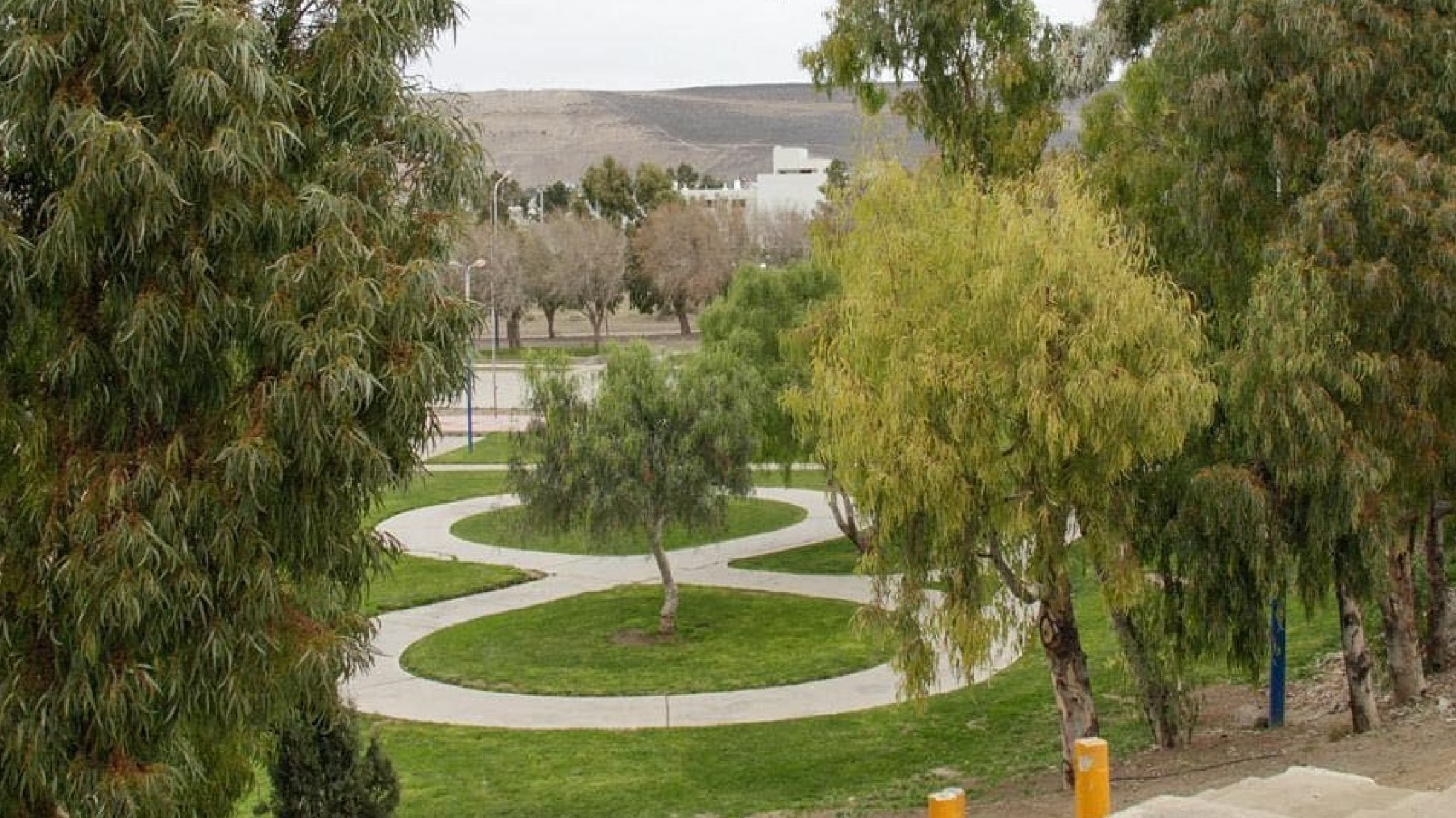 Habló la mamá del niño que sufrió una descarga eléctrica al tocar un poste en una plaza de Rada Tilly: "Sintió que le quemaba y que la electricidad le corría por todo el cuerpo"