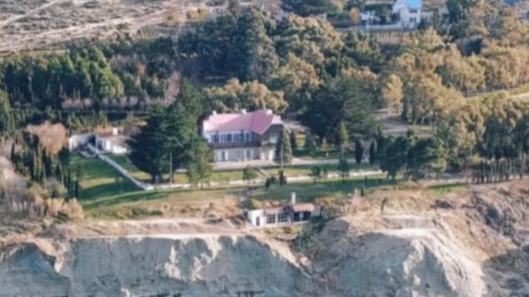 Preocupación en Km. 3 por la retirada de YPF y el futuro del chalet Huergo