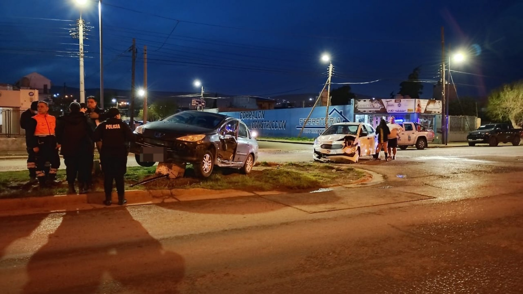 Fuerte choque entre dos autos en avenida Kennedy