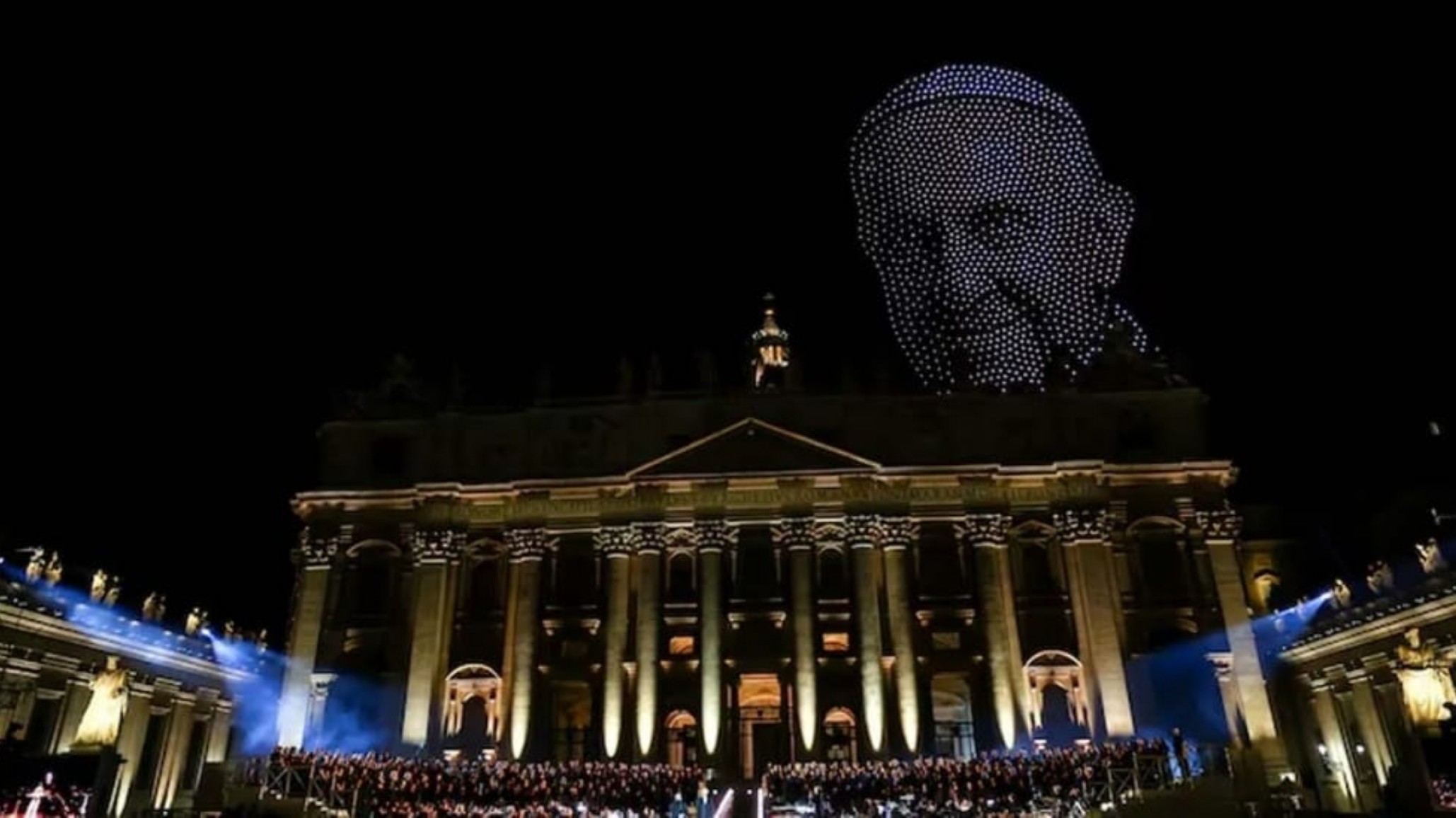Vaticano: con drones dibujaron el rostro del papa Francisco en el cielo de San Pedro