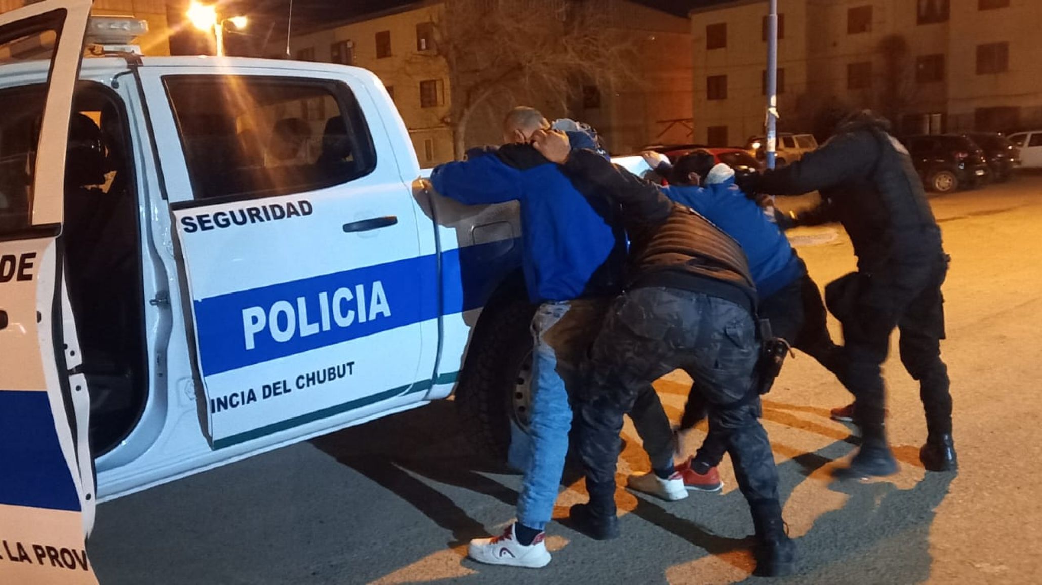 Estaban tomando alcohol, empezaron a pelear y uno lastimó a su amigo en el ojo con un arma blanca