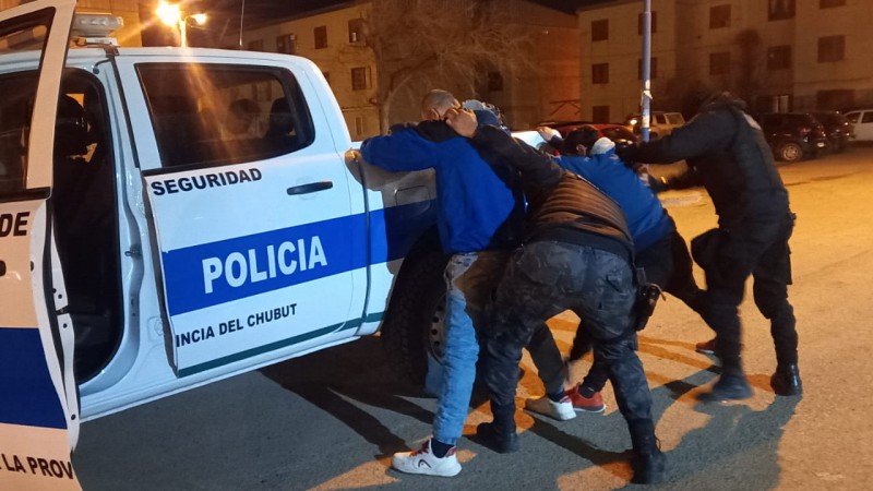 Estaban tomando alcohol, empezaron a pelear y uno lastimó a su amigo en el ojo con un arma blanca