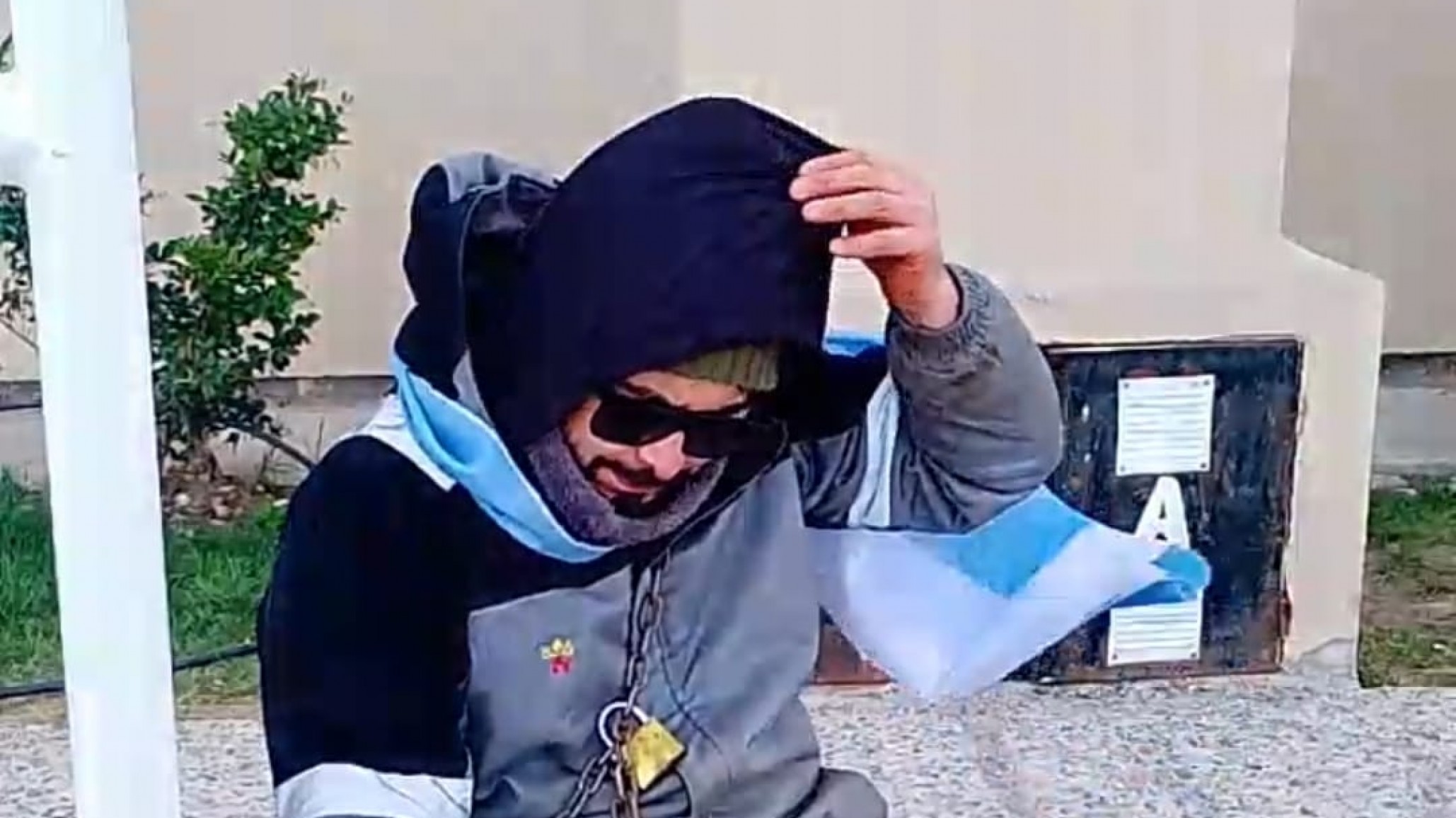 Un trabajador petrolero se encadenó en el sindicato tras ser despedido por un test de drogas