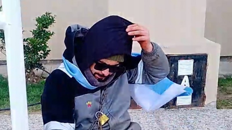 Un trabajador petrolero se encadenó en el sindicato tras ser despedido por un test de drogas