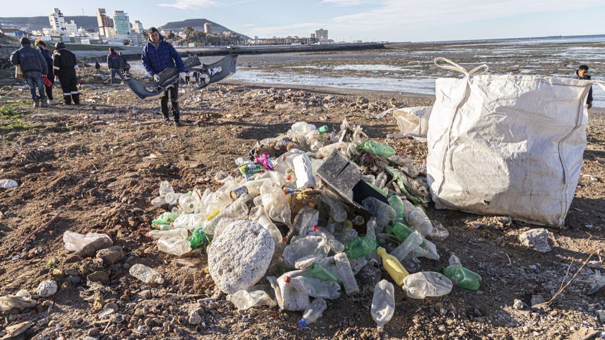 Jornada de limpieza en Comodoro Rivadavia: "Cuidemos nuestro mar, salvemos el planeta".