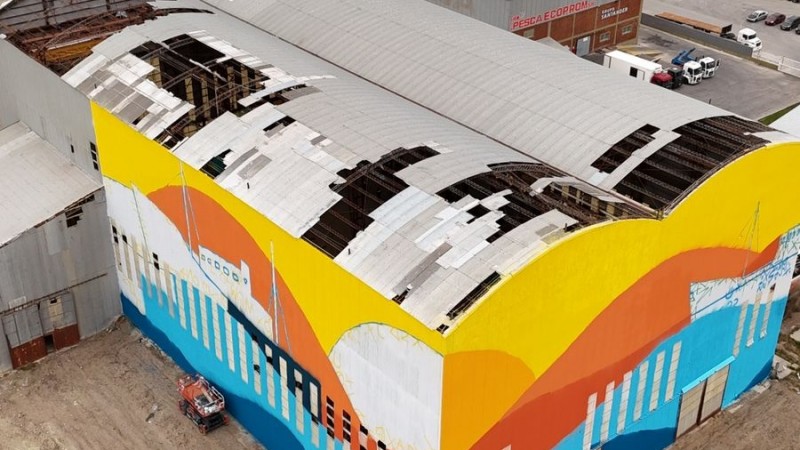 Polémica en el astillero de Comodoro: galpón en ruinas con mural de colores de Despierta Chubut a un mes de las elecciones