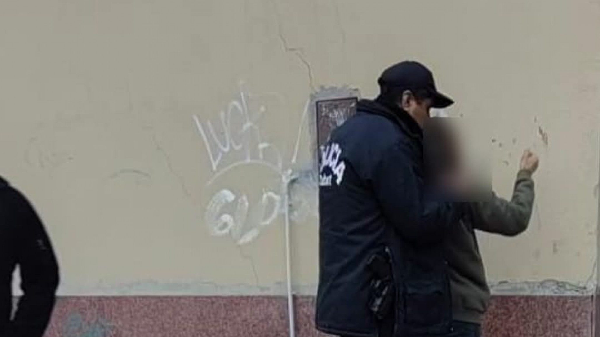 Detuvieron a un hombre que robó una lámpara tras romper la ventana de una casa