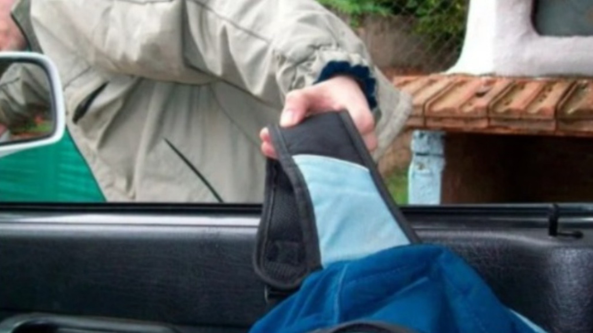 Le robaron mochila del auto sin romper vidrios, ¿habrán usado inhibidores?