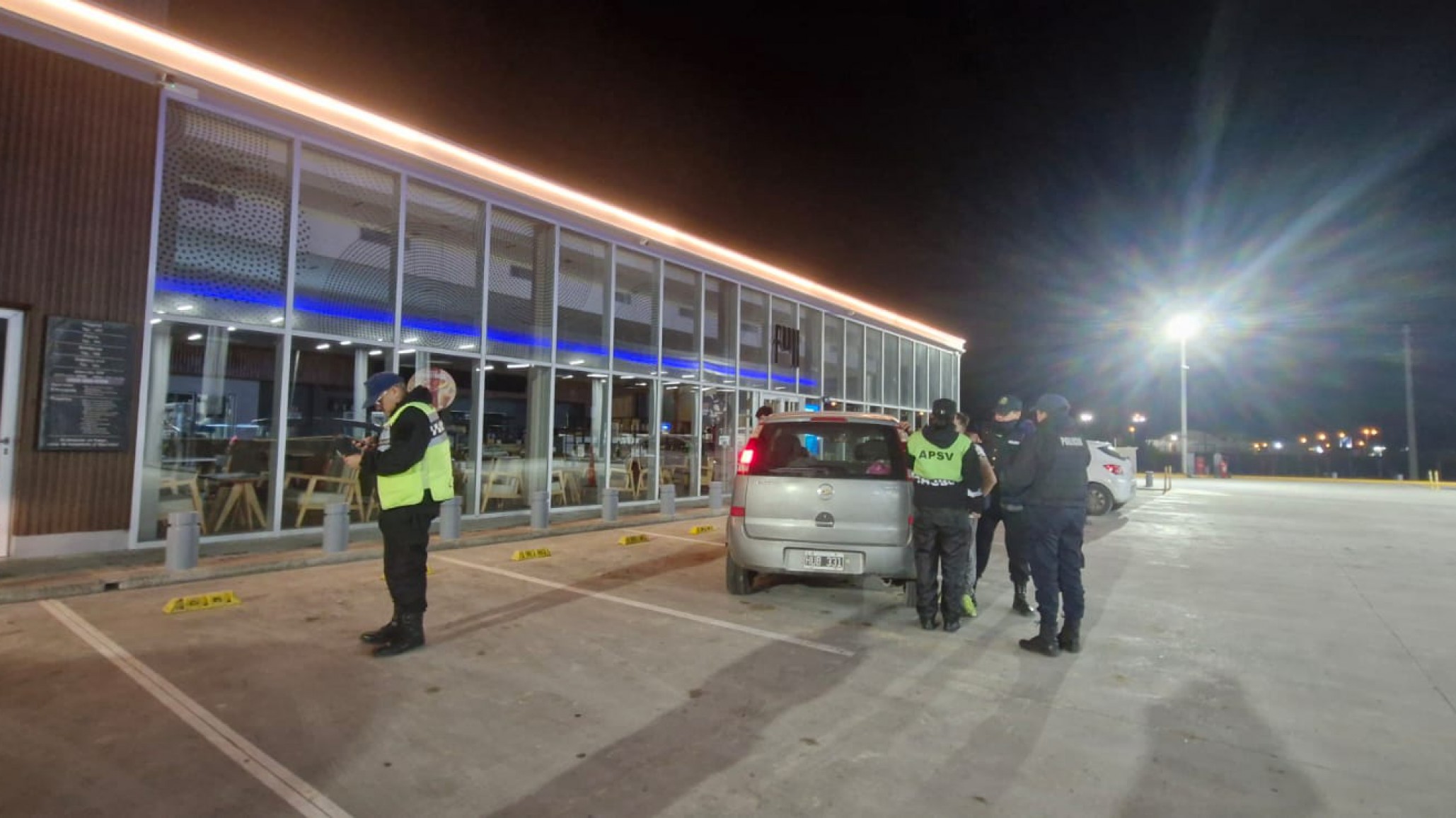 Estaba agresivo en una estación de servicio de Comodoro y descubrieron que tenía pedido de captura en Esquel