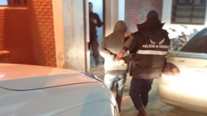 Rompió el vidrio de un auto, se fugó con una amoladora y lo atraparon