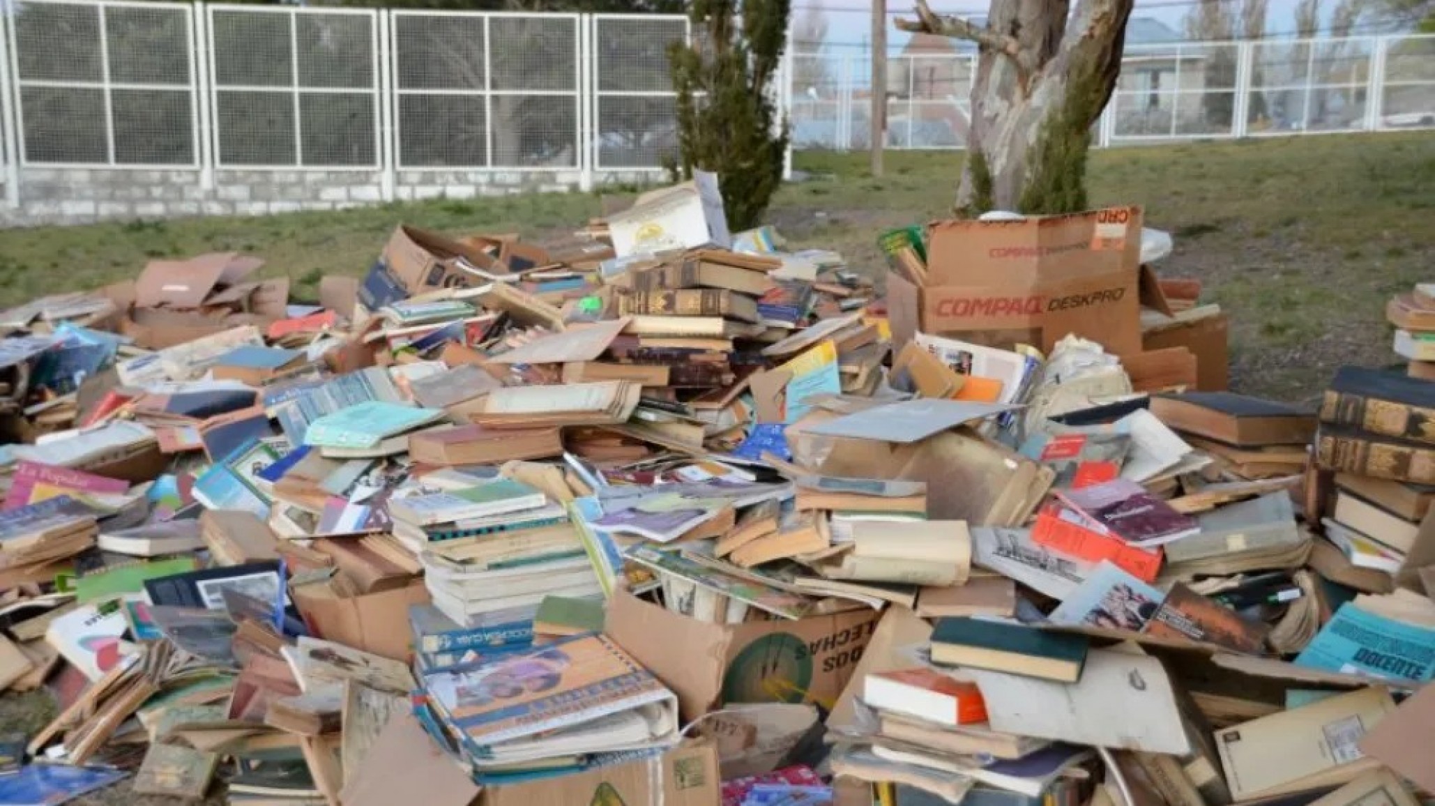 Tiraron los libros de la primera biblioteca popular del Chubut