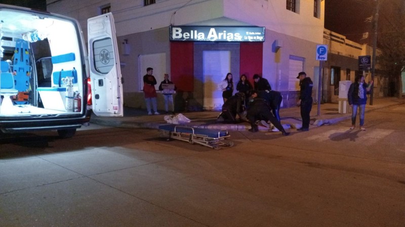 Choque en Avenida Rivadavia: un motociclista colisionó contra un auto y resultó herido