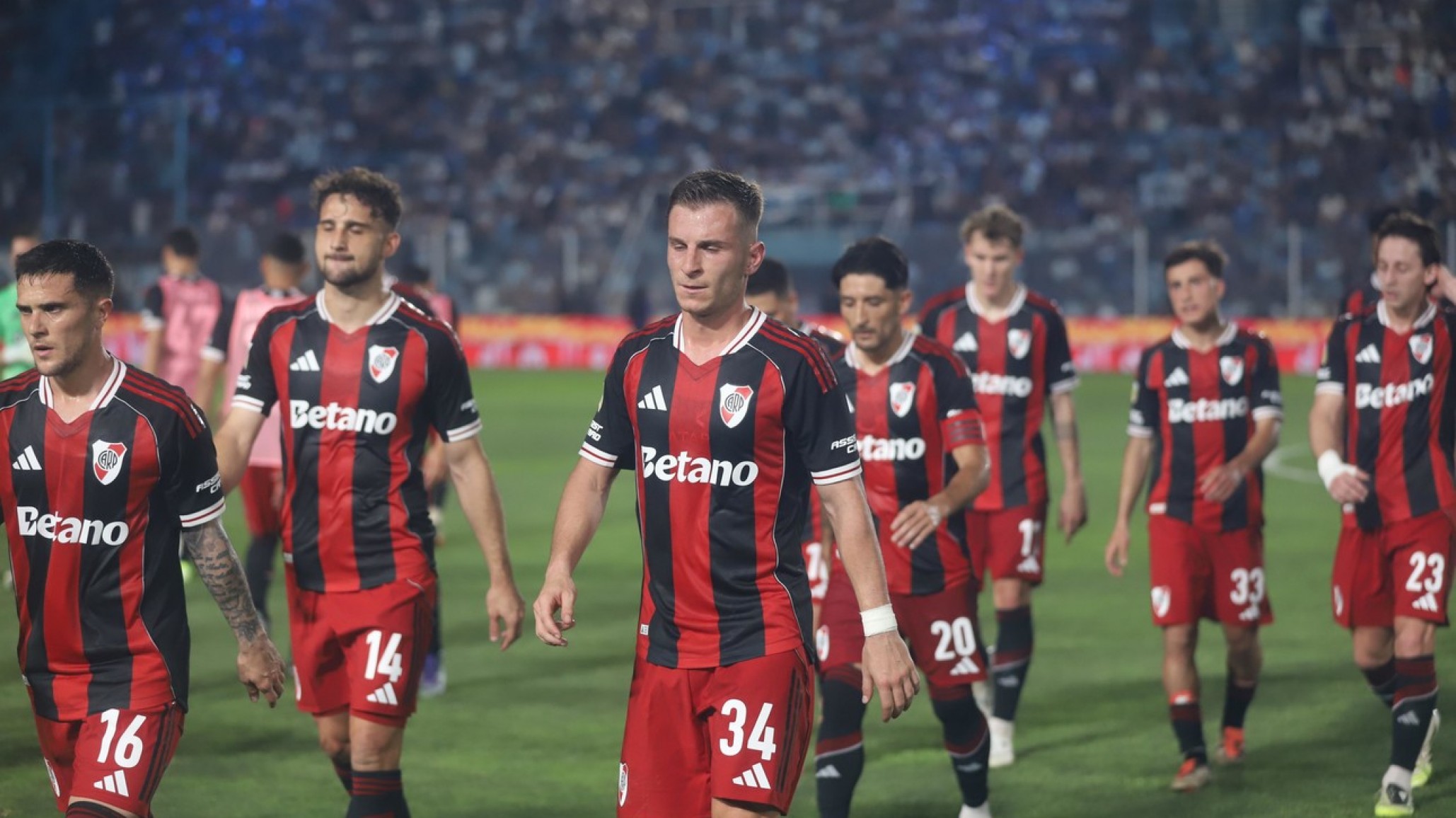 Un River alternativo cayó ante Atlético Tucumán y dejó la punta