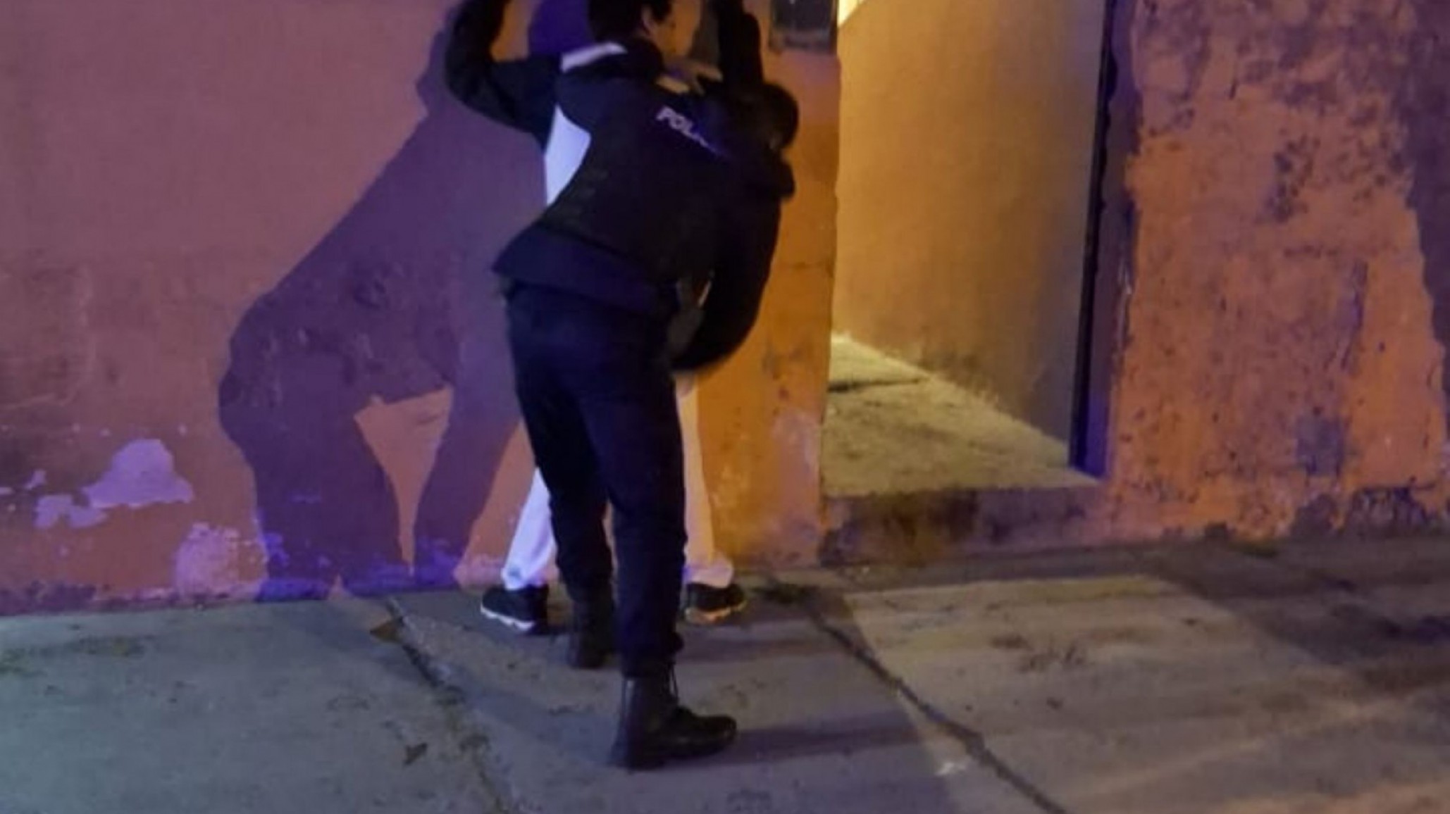 Una pelea en una fiesta entre padrino y ahijada terminó con un detenido por agresión, daños y alcoholemia positiva