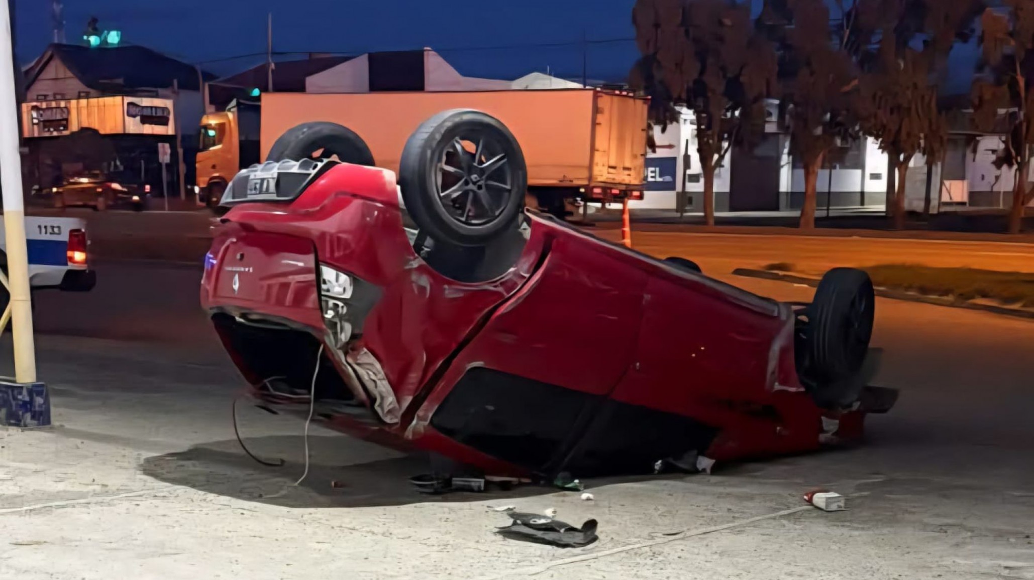 Salió a manejar alcoholizado y volcó en la Avenida Yrigoyen