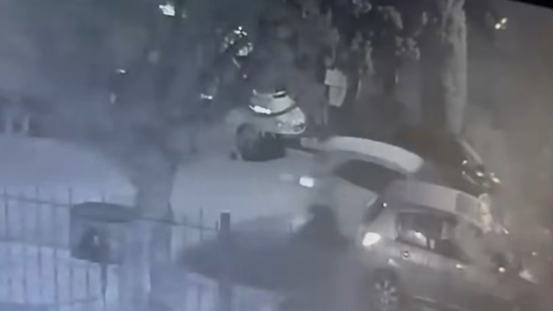 Vecina de Próspero Palazzo busca al conductor de un Ford Ka que chocó su auto estacionado