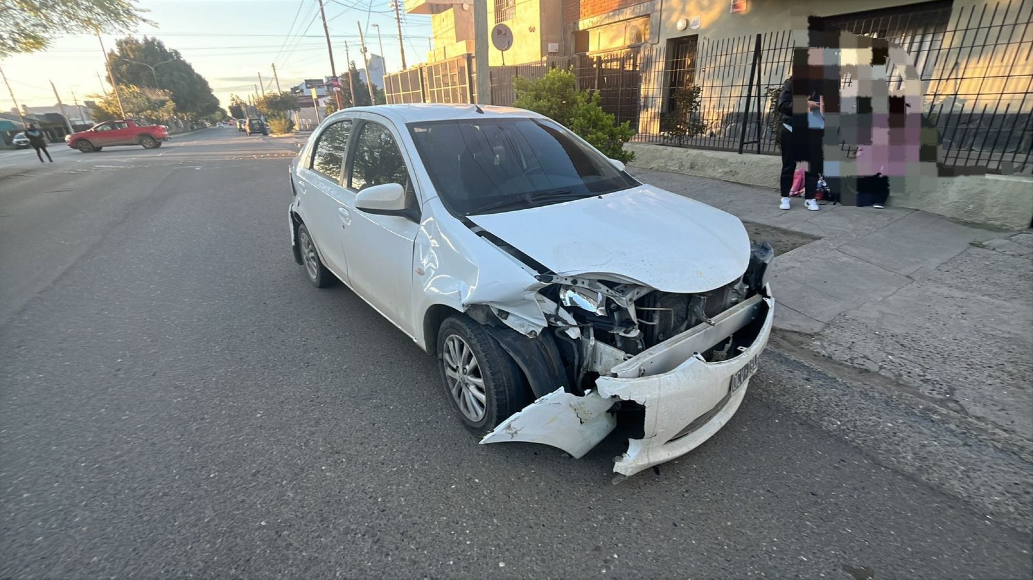 Hubo un choque entre un auto y un camión en Avenida Polonia