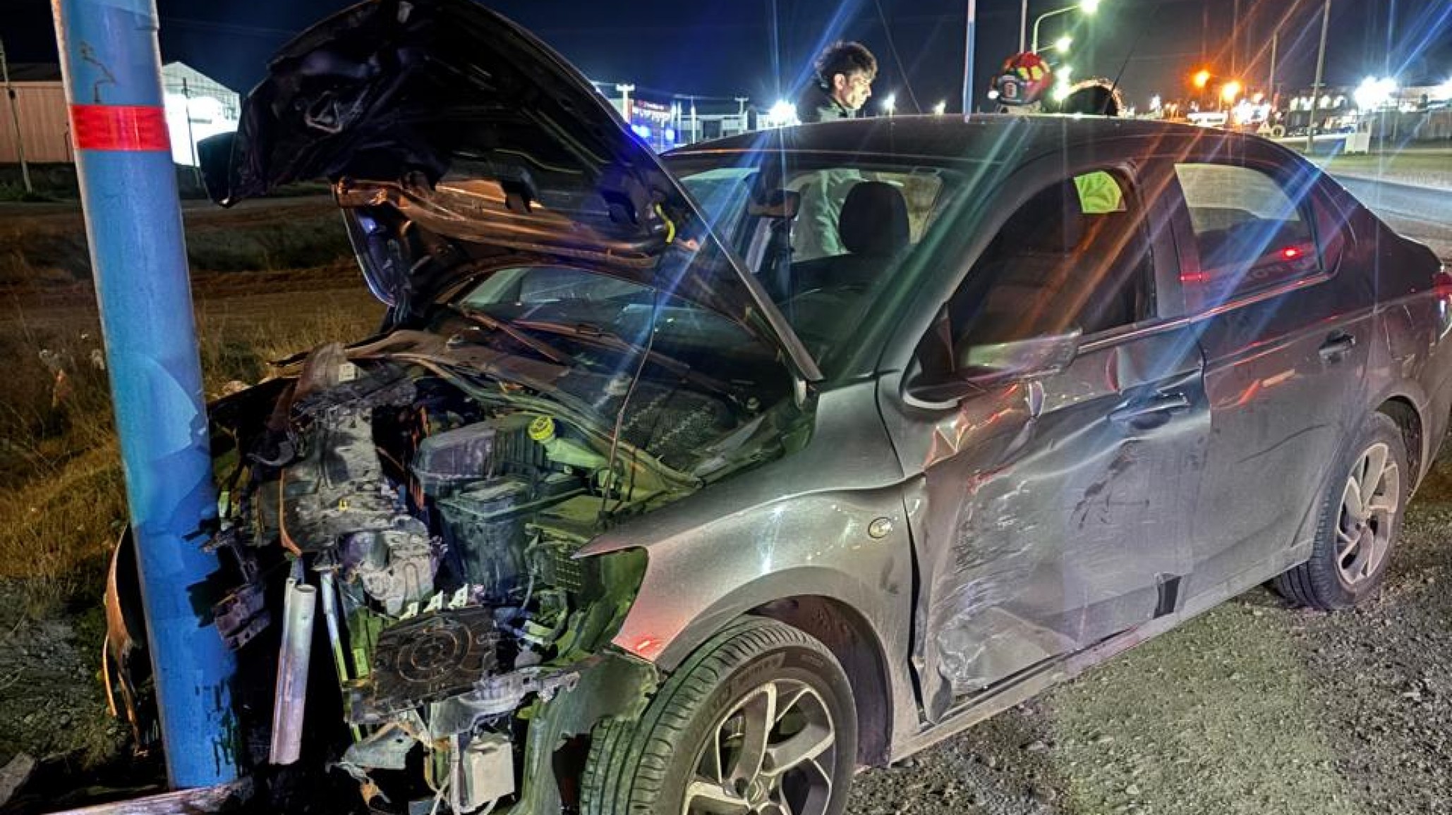 Perdió el control del auto y chocó contra un poste de alumbrado