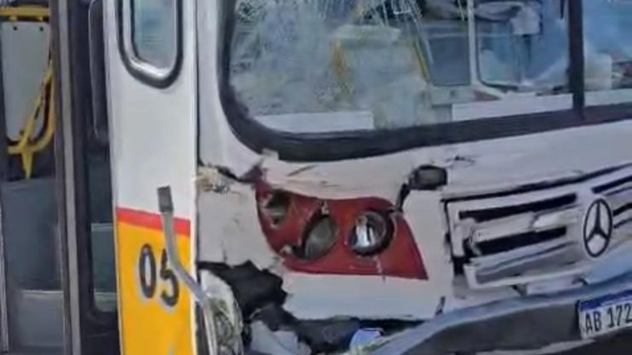 Un colectivo se quedó sin frenos y embistió a varios vehículos: "una desgracia con suerte"