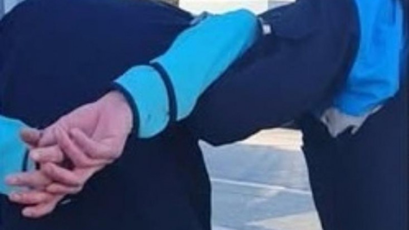 Detuvieron a un hombre tras intentar robar un auto y refugiarse en un colegio