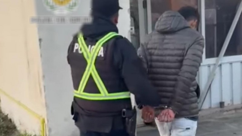 Iba caminando por Km 8 y terminó preso