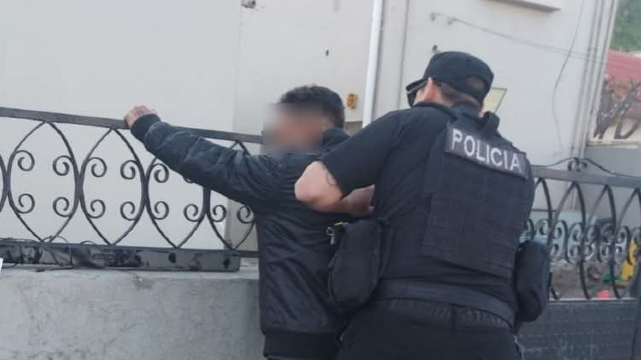 Sorprendieron a un ladrón dentro de una vivienda: terminó detenido