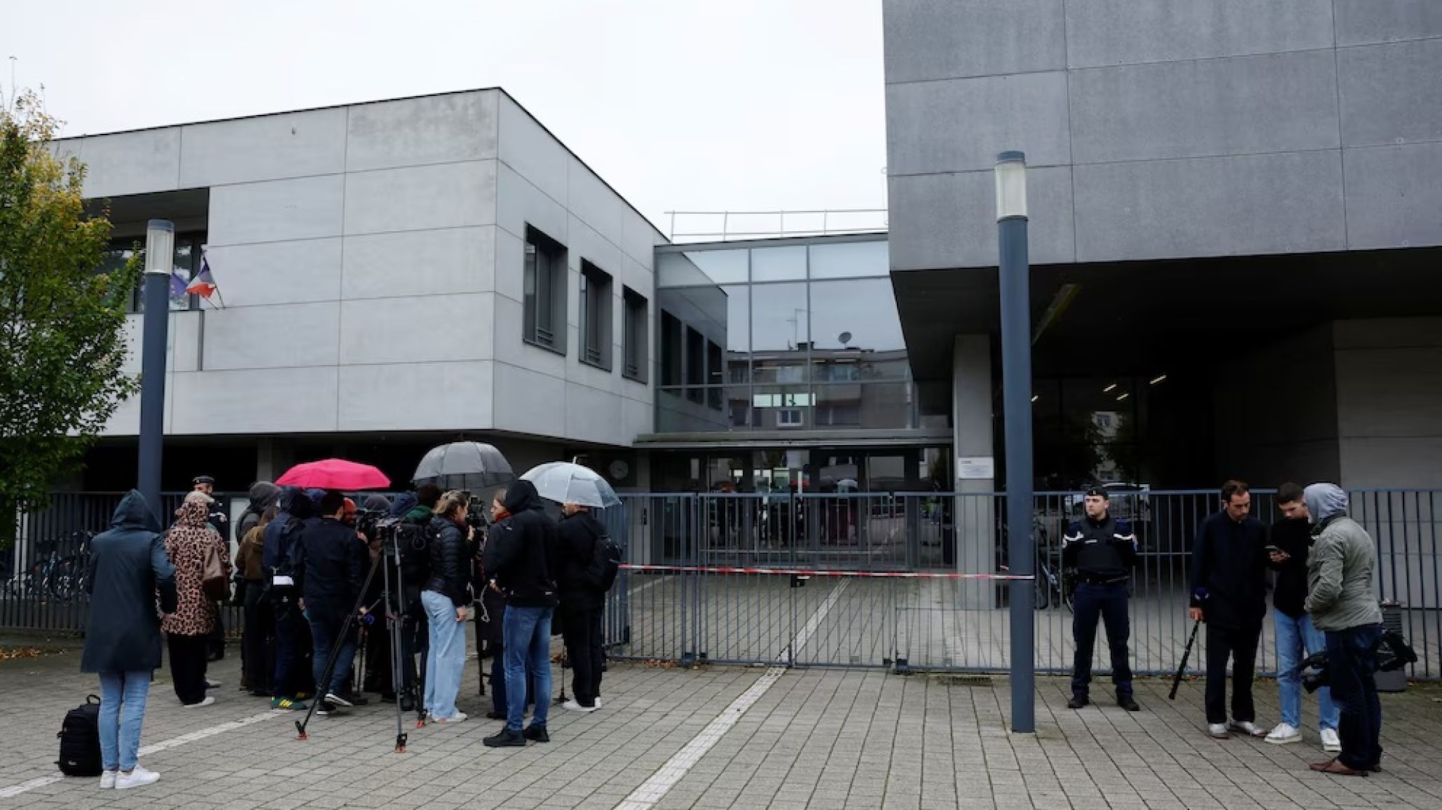 Brutal ataque con un cuchillo en un colegio: un estudiante apuñaló a su profesora