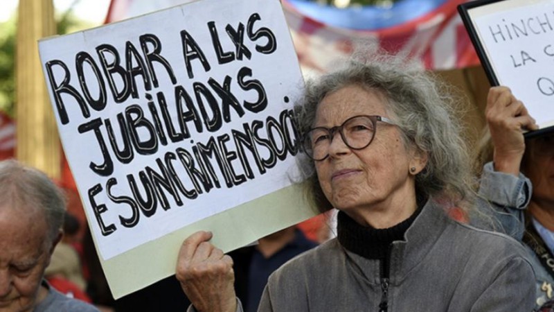 Jubilados acompañan el reclamo en PAMI: "La política nacional hacia el organismo es de abandono"