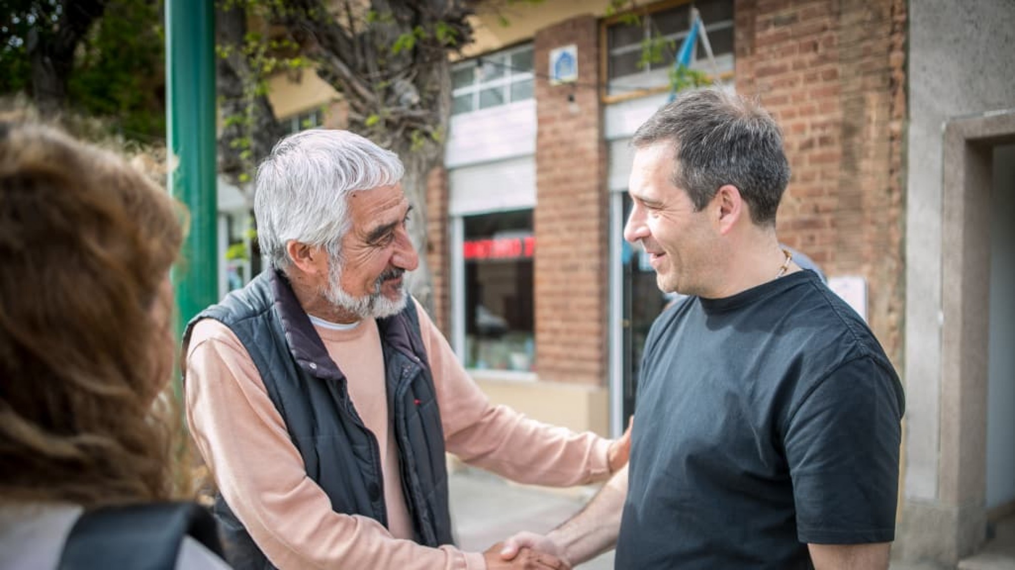 Juan Pablo Luque recorrió comercios de Gaiman y escuchó la dura realidad que atraviesa la comunidad