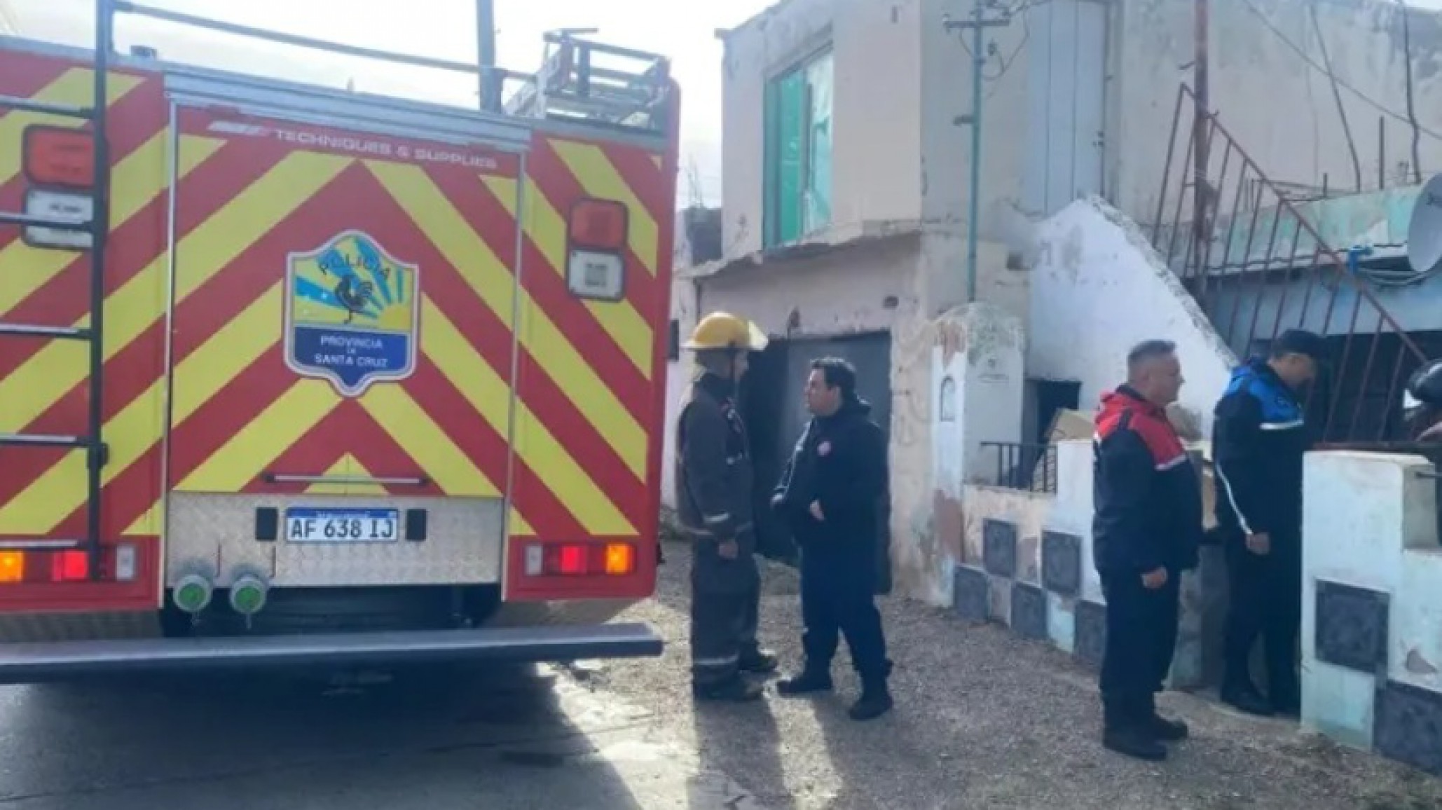 Un principio de incendio en Caleta Olivia reveló un cultivo de marihuana: bomberos encontraron de casualidad 30 plantas